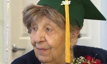 Cụ bà Clare Picciuto đã nhận được tấm bằng phổ thông mà mình đã chờ đợi hơn 80 năm.